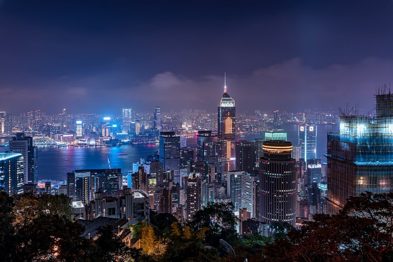 البنك المركزيّ في الإمارات ونظيره في هونج كونج يعلنان عن تعاون جديد بخصوص تنظيم قطاع العملات الرقميّة