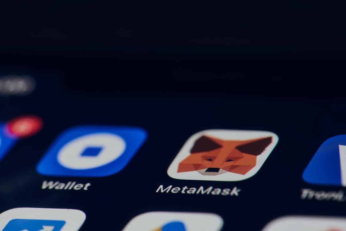 بصورةٍ مفاجئةٍ، شركة أبل (Apple) تزيل تطبيق محفظة ميتا ماسك (MetaMask) من متجر التطبيقات، ماذا يحدث؟