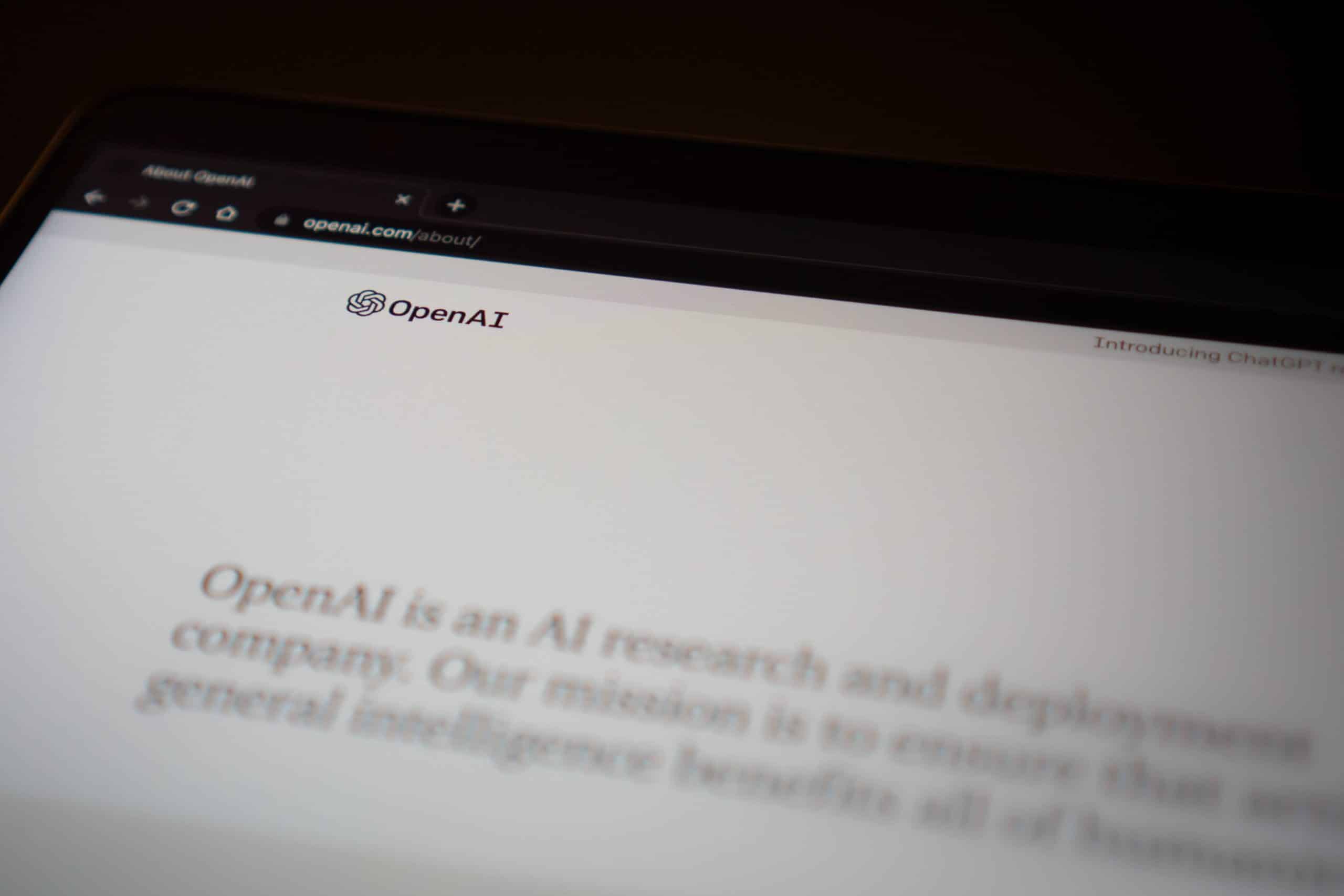 تقرير: شركة OpenAI تسعى جاهدةً لمنع موظفيها من المغادرة وتُجري حالياً “مناقشاتٍ مكثفة”