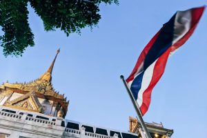 العلم التايلاندي مرفوعاً أمام أحد القصور